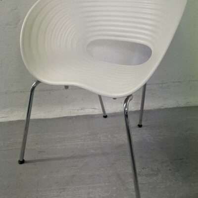 Fauteuil design Ron Arad modèle Tom Vac édition Vitra, assise à structure ondulée en polyproplylène blanc sur 4 pieds en acier chromé. 77 x 65 x 65 cm. (Vasco -2). 13 unités. Vendu à l’unité avec faculté de réunion.