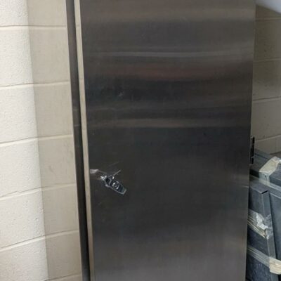 Armoire d’entretien en inox alimentaire ouvrant par 1 porte sur un espace de rangement vertical et 4 étagères. 200 x 70 x 60 cm. (Belgrand ssol-1 cuisine)