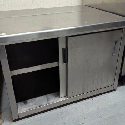 Placard en inox alimentaire ouvrant par 2 portes coulissantes. 70 x 100 x 80 cm. (Belgrand ssol-1 cuisine)