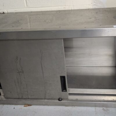 Placard en inox alimentaire ouvrant par 2 portes coulissantes. 60 x 100 x 40 cm. (Belgrand ssol-1 cuisine)