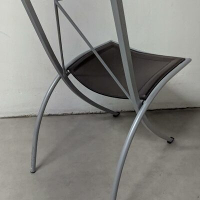 Chaise pliante de marque Cattelan Italia modèle Bella, structure en acier laqué gris, assise en cuir marron. 65 x 50 x 60 cm. 11 unités. Vendu à l’unité avec faculté de réunion. (Belgrand ssol-1 cuisine)