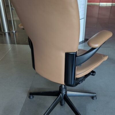 Fauteuil pivotant de marque Comforto recouvert de cuir marron, piètement en étoile à 5 branches sur patins. 100 x 65 x 50 cm. (usures aux accoudoirs). 22 unités. Vendu à l’unité avec faculté de réunion. (Belgrand hall accueil)