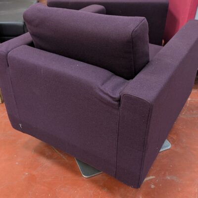 Fauteuil pivotant de marque Vitra recouvert de feutrine violette sur base carrée en métal. 80 x 77 x 85 cm. 2 unités. Vendu à l’unité avec faculté de réunion. Localisation : 8 rue de la Fossé aux Leux 91700 Ste Geneviève des Bois