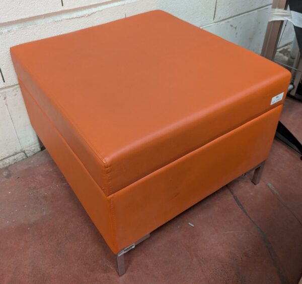 Pouf carré en simili cuir orange, piètement en métal. 45 x 63 x 60 cm. Localisation : 8 rue de la Fossé aux Leux 91700 Ste Geneviève des Bois