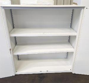 Armoire métallique mi-haute en acier laqué blanc ouvrant par deux portes battantes. 105 x 100 x 46 cm. 6 unités. Vendu à l’unité avec faculté de réunion. Localisation : 8 rue de la Fossé aux Leux 91700 Ste Geneviève des Bois