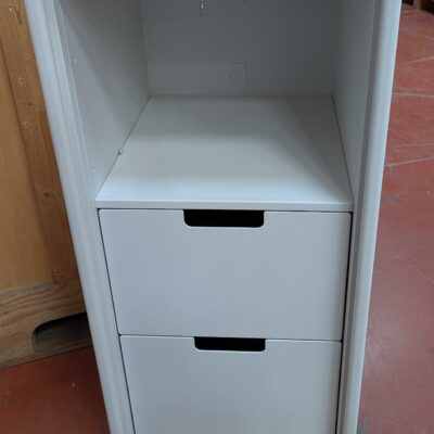 Caisson haut aménagé ou bureau mobile en métal blanc ouvrant par 2 portes battantes sur une niche et 2 tiroirs. 110 x 43 x 49 cm. 2 unités. Vendu à l’unité avec faculté de réunion. Localisation : 8 rue de la Fossé aux Leux 91700 Ste Geneviève des Bois