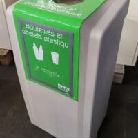 Poubelle sur roulettes avec bac amovible de marque Green Office modèle Easycollect. Divers modèles dont canette, papier, autres déchets, bouteille. 58 unités. Vendu à l'unité avec faculté de réunion. Localisation : 8 rue de la Fossé aux Leux 91700 Ste Geneviève des Bois (dont 36 actuellement à Marcoussis) – Image 3