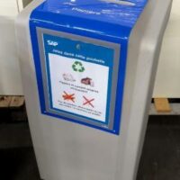 Poubelle sur roulettes avec bac amovible de marque Green Office modèle Easycollect. Divers modèles dont canette, papier, autres déchets, bouteille. 58 unités. Vendu à l'unité avec faculté de réunion. Localisation : 8 rue de la Fossé aux Leux 91700 Ste Geneviève des Bois (dont 36 actuellement à Marcoussis) – Image 4