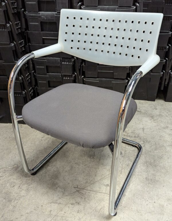 Fauteuil visiteur design Antonio Citterio modèle Vis à Vis édition Vitra, assise en tissu gris, dossier en plastique blanc, piétement en acier chromé. 80 x 54 x 55 cm. 80 unités. Vendu à l'unité avec faculté de réunion. Localisation : 8 rue de la Fossé aux Leux 91700 Ste Geneviève des Bois (actuellement Marcoussis)