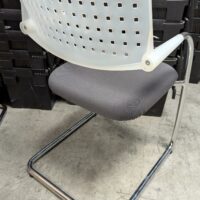 Fauteuil visiteur design Antonio Citterio modèle Vis à Vis édition Vitra, assise en tissu gris, dossier en plastique blanc, piétement en acier chromé. 80 x 54 x 55 cm. 80 unités. Vendu à l'unité avec faculté de réunion. Localisation : 8 rue de la Fossé aux Leux 91700 Ste Geneviève des Bois (actuellement Marcoussis) – Image 2