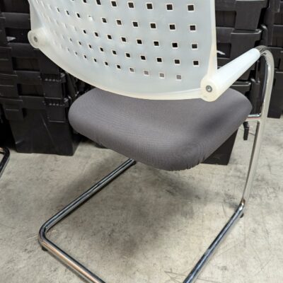 Fauteuil visiteur design Antonio Citterio modèle Vis à Vis édition Vitra, assise en tissu gris, dossier en plastique blanc, piétement en acier chromé. 80 x 54 x 55 cm. 80 unités. Vendu à l’unité avec faculté de réunion. Localisation : 8 rue de la Fossé aux Leux 91700 Ste Geneviève des Bois (actuellement Marcoussis)