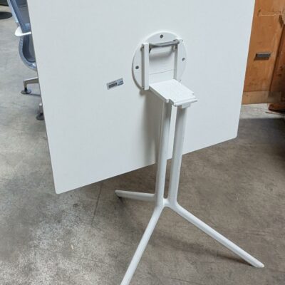 Table basculante design Patrick Norguet modèle Poule édition Kristalia, plateau carré en bois, piètement en métal blanc. 75 x 70 x 70 cm. Localisation : 8 rue de la Fossé aux Leux 91700 Ste Geneviève des Bois (actuellement Marcoussis)