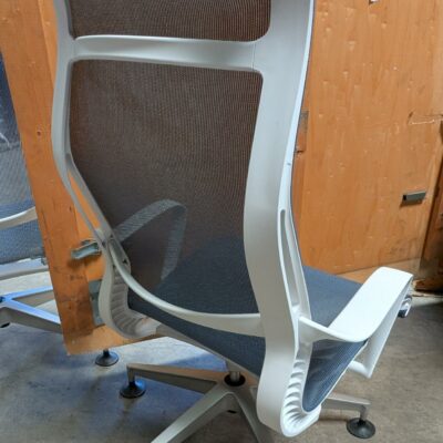 Fauteuil bas pivotant de marque Hermann Miller modèle Setu en résille bleue, pietemenet sur patins. 105 x 67 x 60 cm. 2 unités. Vendu à l’unité avec faculté de réunion. Localisation : 8 rue de la Fossé aux Leux 91700 Ste Geneviève des Bois (actuellement Marcoussis)