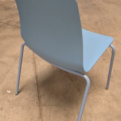 Chaise de marque Naughtone modèle Polly, coque en polypropylene, piètement en acier laqué bleu. 80 x 50 x 53 cm. 2 unités. Vendu à l’unité avec faculté de réunion. Localisation : 8 rue de la Fossé aux Leux 91700 Ste Geneviève des Bois (actuellement Marcoussis)