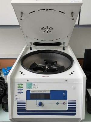 Centrifugeuse de marque SYGMA modèle 4-15. 40 x 49 x 68,5 cm. Localisation : 1L29