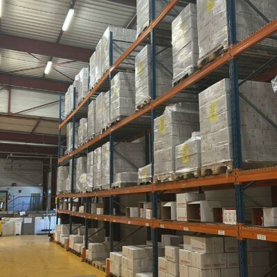 Rack à palettes, 200 mètres linéaires, hauteur 6 mètres  3300 kg par niveau maximum.