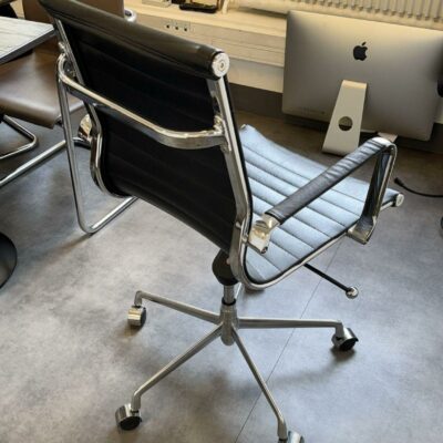 Fauteuil de bureau pivotant ajustable, structure en métal, assise et dossier en cuir noir, piètement en étoile à 5 branches sur roulettes, 7 unités. Vendu à l’unité avec faculté de réunion. Localisation : 54 avenue Philippe Auguste 75011 Paris