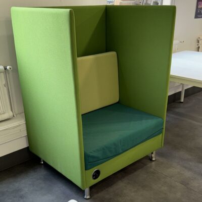 Fauteuil acoustique connecté de marque Dauphin modèle Atelier, parois en tissu vert pomme, coussin de dossier amovible kaki, coussin d’assise vert prussien, pieds chromés. Bloc prises en façade basse (à gauche ou à droite) comprenant une prise de courant, une prise USB et une prise RJ45.  138 x 96 x 80 cm. Localisation : 54 Avenue Philippe Auguste 75011 Paris