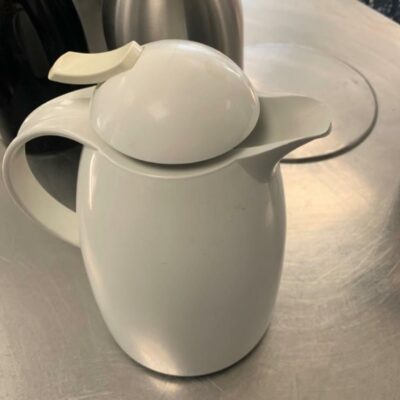 Lot de 9 thermos, en inox, plastique et métal laqué. Différents formats et coloris (inox, noir, blanc). Comprend des modèles à pompe et à versement manuel.