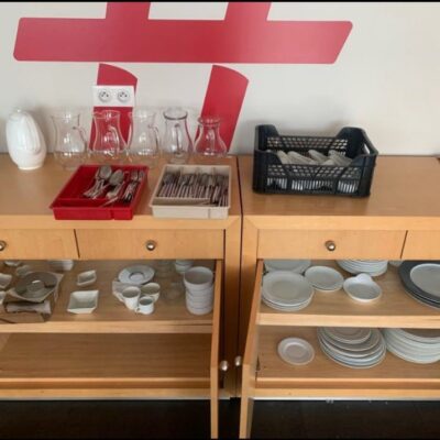 Lot de vaisselle et ustensiles de cuisine dépareillés comprenant : assiettes, coupelles, tasses, verres à pied, carafes, couverts en inox, ainsi que poêles et casseroles. Ensemble hétérogène, différents styles et formats.