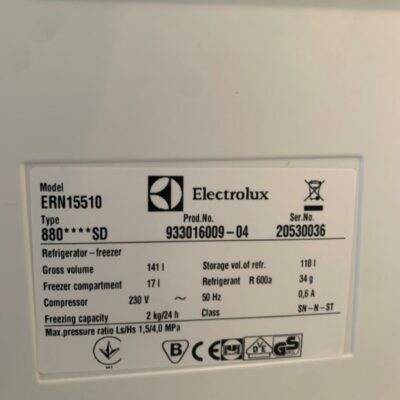 Réfrigérateur ELECTROLUX ERN15510 encastrable, 135 L (118 L réfrigérateur, 17 L congélateur). 2 étagères en verre, 3 balconnets transparents, bac à légumes avec zone humide. Dimensions : 873 x 540 x 549 mm. Porte réversible, éclairage intégré.