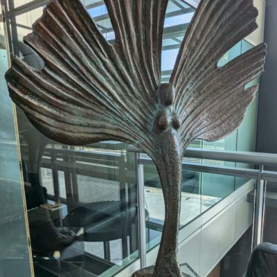 Bernard Jobin (né en 1945). Sculpture en bronze patiné représentant une silhouette de femme dans une feuille de gingko. Signé sur la base.