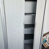 Armoire haute à porte rideaux coulissantes, couleur grise et top en bois couleur bois miel. Dimensions: 180 x 120 X 45 cm. Quantités disponibles: 750 unités. Localisation : 8 av. de Lunca - 78180 Montigny-le-Bretonneux. – Image 2