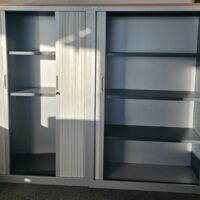Armoire haute à porte rideaux coulissantes, couleur grise et top en bois couleur bois miel. Dimensions: 180 x 120 X 45 cm. Quantités disponibles: 750 unités. Localisation : 8 av. de Lunca - 78180 Montigny-le-Bretonneux. – Image 3