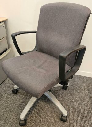 Fauteuil de bureau de marque Dauphin modèle Cosmos en tissu gris anthracite sur pietement gris clair à roulettes. Quantités disponibles: 320 unités. Localisation : 8 av. de Lunca - 78180 Montigny-le-Bretonneux.