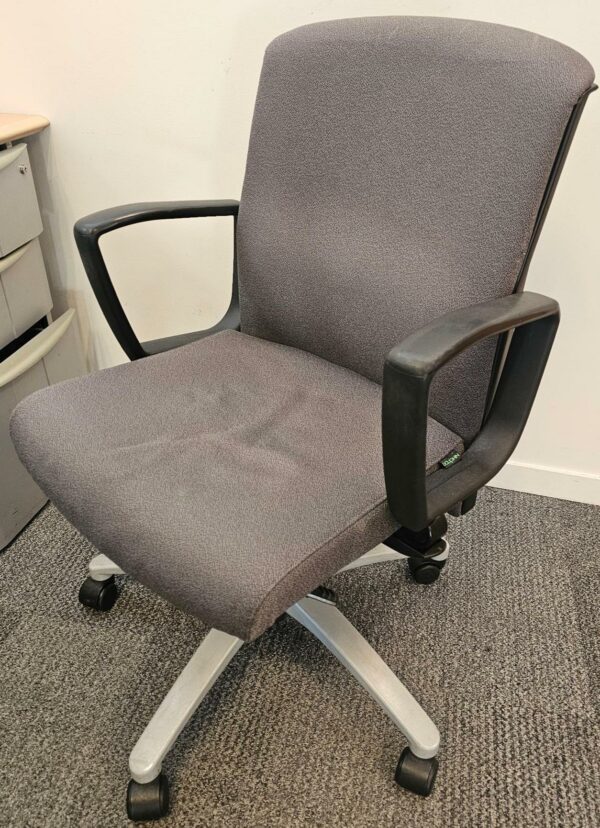 Fauteuil de bureau de marque Dauphin modèle Cosmos en tissu gris anthracite sur pietement gris clair à roulettes. Quantités disponibles: 320 unités. Localisation : 8 av. de Lunca - 78180 Montigny-le-Bretonneux.