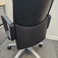 Fauteuil de bureau de marque Dauphin modèle Cosmos en tissu gris anthracite sur pietement gris clair à roulettes. Quantités disponibles: 320 unités. Localisation : 8 av. de Lunca - 78180 Montigny-le-Bretonneux. – Image 2