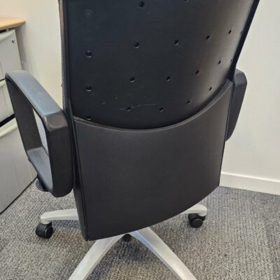 Fauteuil de bureau de marque Dauphin modèle Cosmos en tissu gris anthracite sur pietement gris clair à roulettes. Quantités disponibles: 320 unités. Localisation : 8 av. de Lunca – 78180 Montigny-le-Bretonneux.