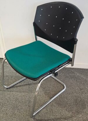 Chaise empilable visiteur de marque Dauphin modèle Eddy piètement luge empilable et chromé, assise en tissu vert, dossier en plastique noir. Quantités disponibles: 450 unités. Localisation : 8 av. de Lunca - 78180 Montigny-le-Bretonneux.