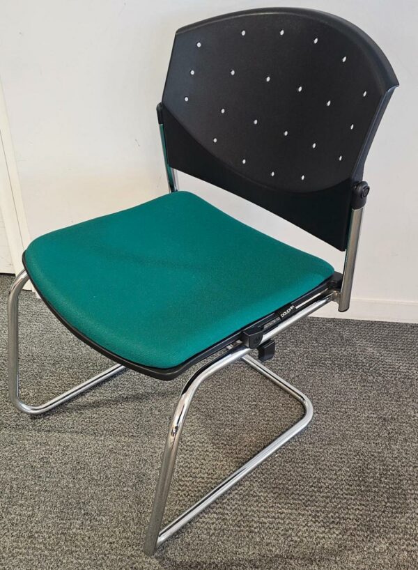 Chaise empilable visiteur de marque Dauphin modèle Eddy piètement luge empilable et chromé, assise en tissu vert, dossier en plastique noir. Quantités disponibles: 450 unités. Localisation : 8 av. de Lunca - 78180 Montigny-le-Bretonneux.