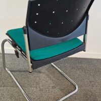 Chaise empilable visiteur de marque Dauphin modèle Eddy piètement luge empilable et chromé, assise en tissu vert, dossier en plastique noir. Quantités disponibles: 450 unités. Localisation : 8 av. de Lunca - 78180 Montigny-le-Bretonneux. – Image 2
