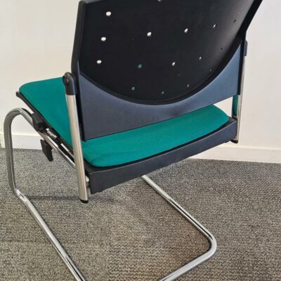 Chaise empilable visiteur de marque Dauphin modèle Eddy piètement luge empilable et chromé, assise en tissu vert, dossier en plastique noir. Quantités disponibles: 450 unités. Localisation : 8 av. de Lunca – 78180 Montigny-le-Bretonneux.