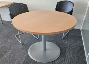 Table de réunion ronde piètement central métallique diamètre 100 ou 110 cm. Quantités disponibles: 65 unités. Localisation : 8 av. de Lunca - 78180 Montigny-le-Bretonneux.