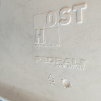 Table basse design Dondoli & Pocci modèle Host édition Pedrali en polyéthylène blanc, piètement luge en métal. 40 x 75 cm. 2 unités. Vendu à l’unité avec faculté de réunion. Localisation : 8 av. de Lunca – 78180 Montigny-le-Bretonneux. (4ème)