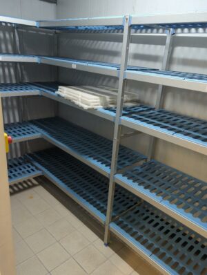 3,4 mètres linéaires de rayonnage de chambre froide en aluminium et clayettes en nylon alimentaire de marque Tournus équipement. 174 x 263 (+85) x 49 cm. Localisation : 8 av. de Lunca - 78180 Montigny-le-Bretonneux.