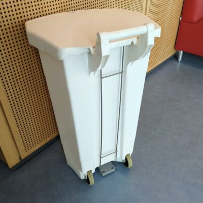 Poubelle à pédale sur 2 roulettes en nylon alimentaire de marque Rossignol. Localisation : 8 av. de Lunca – 78180 Montigny-le-Bretonneux.