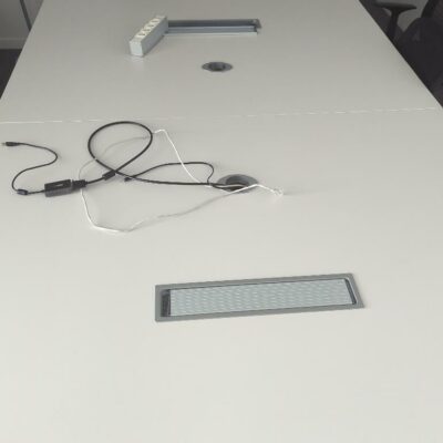 Table de réunion en 2 parties, plateau en bois stratifié blanc avec trappes techniques reposant sur 6 pieds en acier laqué blanc. 73 x 320 x 160 cm. Localisation : 8 av. de Lunca – 78180 Montigny-le-Bretonneux. (5 F02-2)