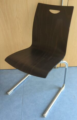 Chaise empilable, coque en bois thermomoulé couleur chêne foncé sur un piètement en porte-à-faux en acier chromé. 86 x 50 x 55 cm. (usures). 220 unités. Vendu à l'unité avec faculté de réunion. Localisation : 8 av. de Lunca - 78180 Montigny-le-Bretonneux. Rie