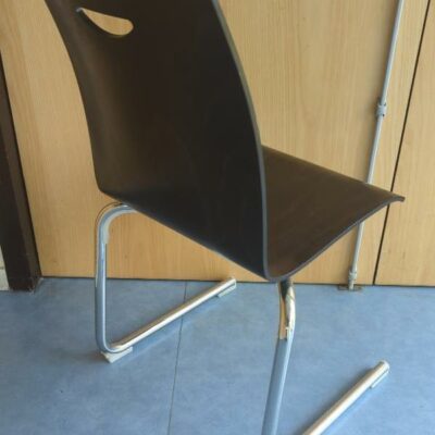 Chaise empilable, coque en bois thermomoulé couleur chêne foncé sur un piètement en porte-à-faux en acier chromé. 86 x 50 x 55 cm. (usures). 220 unités. Vendu à l’unité avec faculté de réunion. Localisation : 8 av. de Lunca – 78180 Montigny-le-Bretonneux. Rie