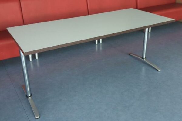 Table 6 personnes, plateau en bois stratifié blanc et bords couleur chêne foncé sur un piétement en acier. 74 x 180 x 80 cm. 20 unités. Vendu à l'unité avec faculté de réunion. Localisation : 8 av. de Lunca - 78180 Montigny-le-Bretonneux. Rie