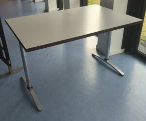Table 4 personnes, plateau en bois stratifié blanc et bords couleur chêne foncé, piétement en acier. 74 x 120 x 80 cm. 23 unités. Vendu à l'unité avec faculté de réunion. Localisation : 8 av. de Lunca - 78180 Montigny-le-Bretonneux. Rie