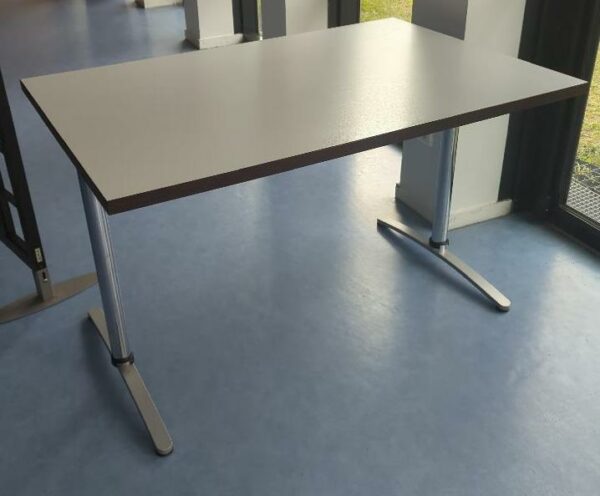 Table 4 personnes, plateau en bois stratifié blanc et bords couleur chêne foncé, piétement en acier. 74 x 120 x 80 cm. 23 unités. Vendu à l'unité avec faculté de réunion. Localisation : 8 av. de Lunca - 78180 Montigny-le-Bretonneux. Rie