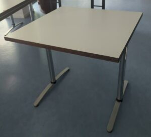 Table 2 personnes, plateau en bois stratifié blanc et bords couleur chêne foncé, piètement en acier. 74 x 80 x 80 cm. 6 unités. Vendu à l'unité avec faculté de réunion. Localisation : 8 av. de Lunca - 78180 Montigny-le-Bretonneux. Rie