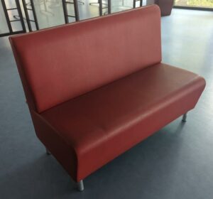 Banquette de marque Artcan recouverte de cuir rouge. 90 x 120 x 60 cm. 8 unités. Vendu à l'unité avec faculté de réunion. Localisation : 8 av. de Lunca - 78180 Montigny-le-Bretonneux. Rie