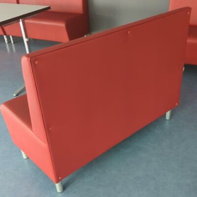 Banquette de marque Artcan recouverte de cuir rouge. 90 x 120 x 60 cm. 8 unités. Vendu à l’unité avec faculté de réunion. Localisation : 8 av. de Lunca – 78180 Montigny-le-Bretonneux. Rie