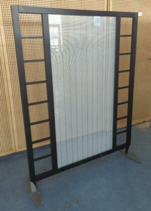 Cloison de séparation en bois et verre coloré. 162 x 120 cm. 8 unités. Vendu à l'unité avec faculté de réunion. Localisation : 8 av. de Lunca - 78180 Montigny-le-Bretonneux. Rie